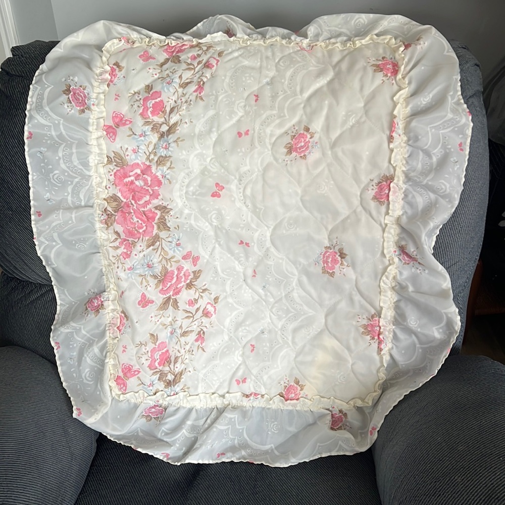 Set: 2 standard pillow cases & 1 comforter: white, pink flowers and butterflies